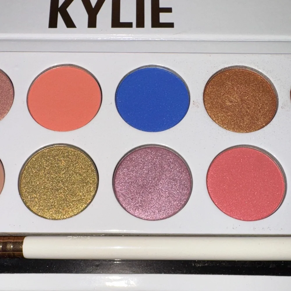 Kylie Cosmetics Eyeshadow Palette - Picture 4 of 9